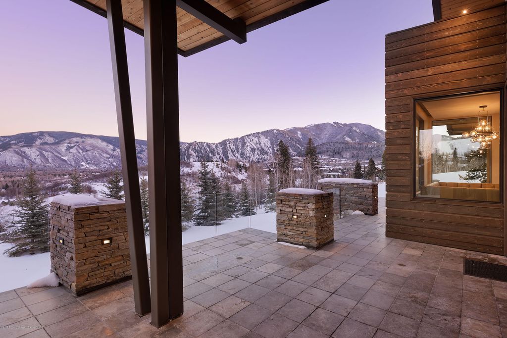 Outstanding-Aspen-chalet-in-Colorado-with-mountain-view-from-Hunter-Creek-Valley-1