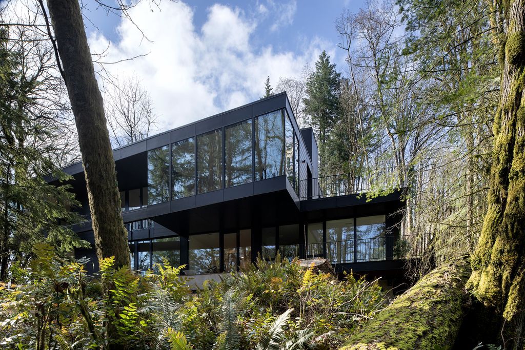 Prominent Royal residence in Portland's Forest Park by Kaven Architecture