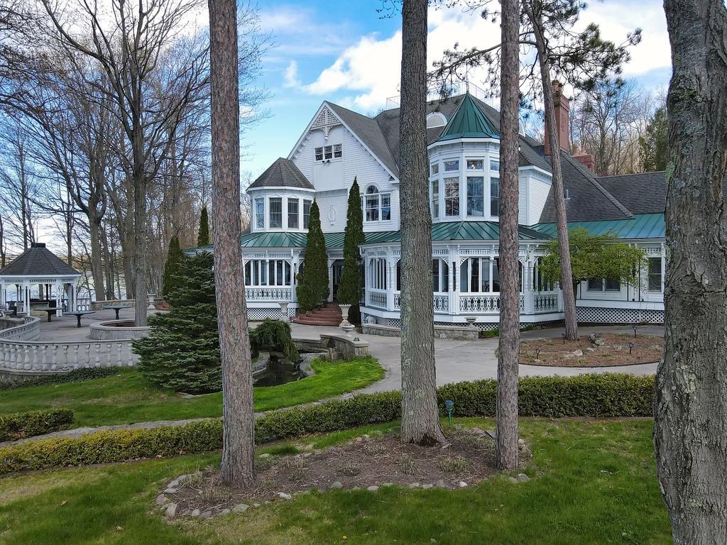 Recognizable-Home-in-Michigan-with-Panoramic-Views-of-Mullett-Lake-Sells-for-5950000-3