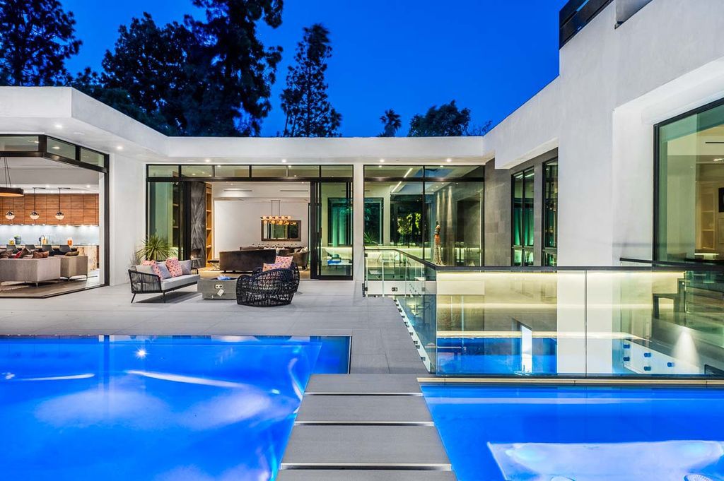 The Beverly Hills Home is a new custom extraordinary home is located in famed Trousdale Estates with amazing quality now available for sale. This home located at 1049 Loma Vista Dr, Beverly Hills, California