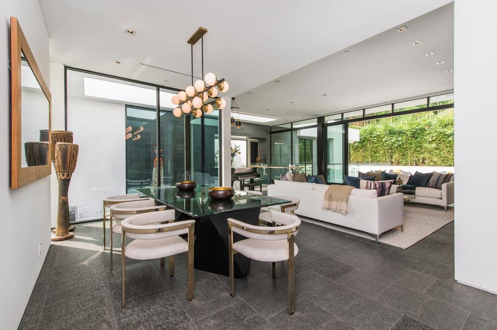Sophisticated-Beverly-Hills-Home-features-Tastefully-Pleasing-Finishes-asking-for-15000000-6