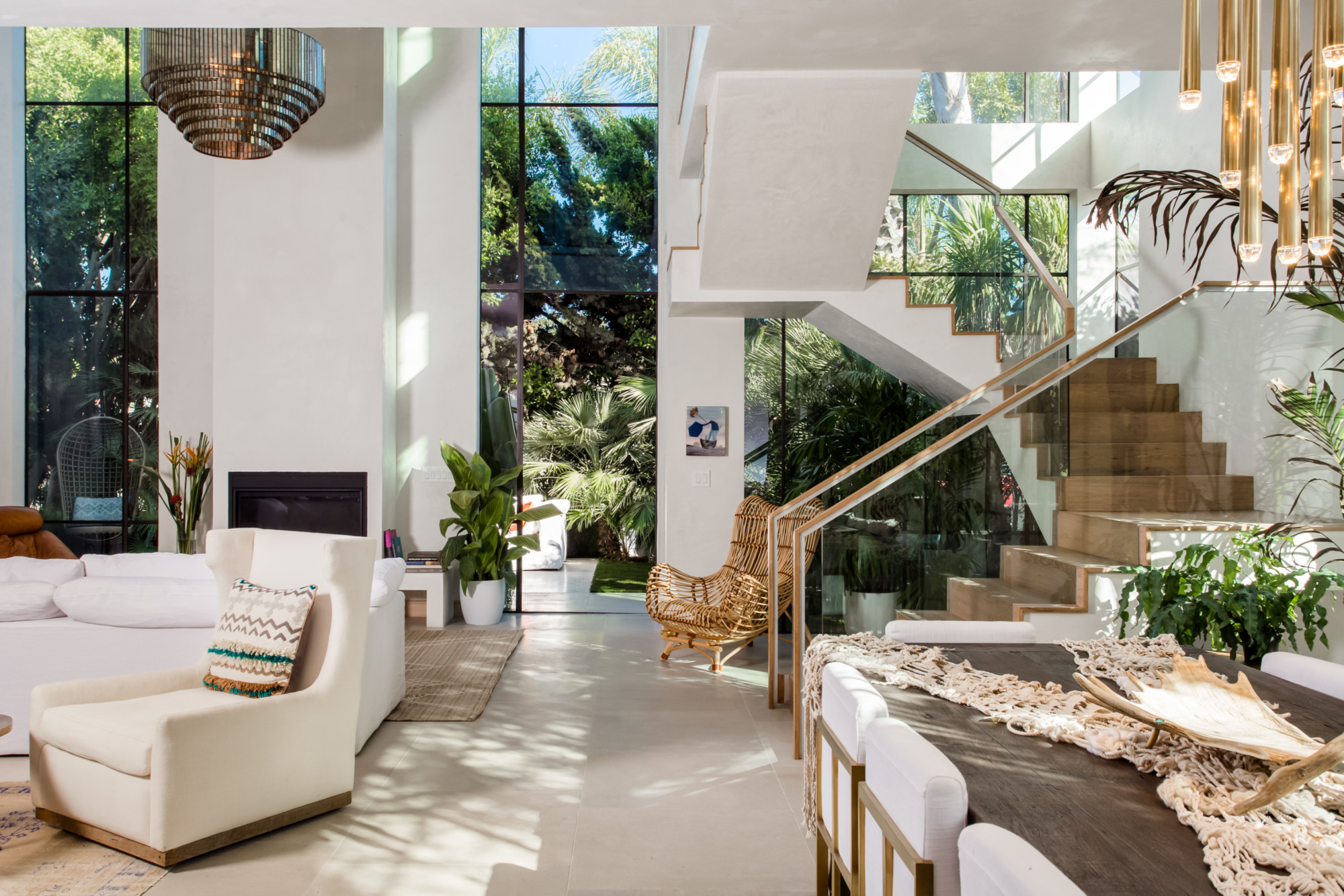 Stunning-anticipated-home-by-Kim-Gordon-design-with-Venice-beach-vibe-in-California