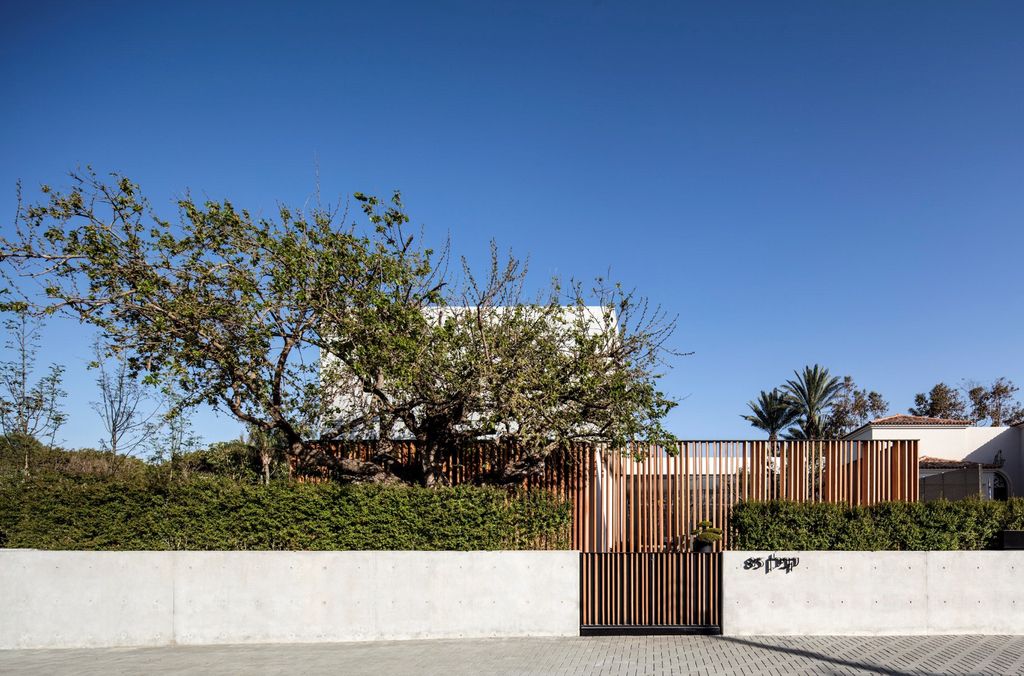 The S House, a Modern Dwelling in Israel by Pitsou Kedem Architects