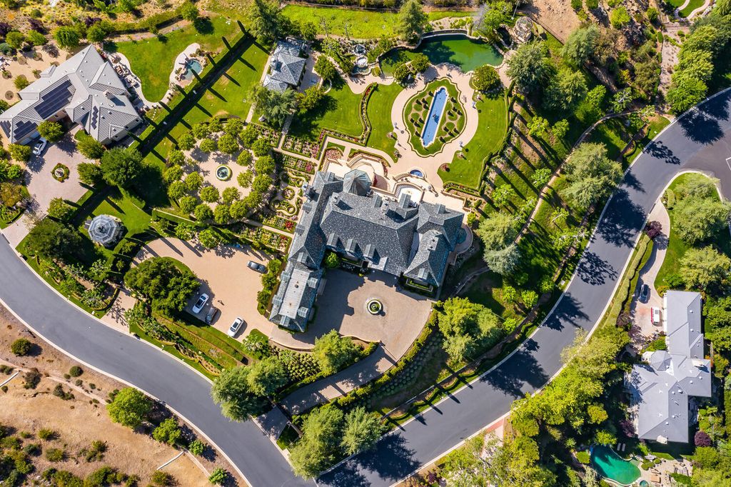 The-most-Luxurious-Villa-in-Westlake-Village-comes-to-Market-at-28000000-2