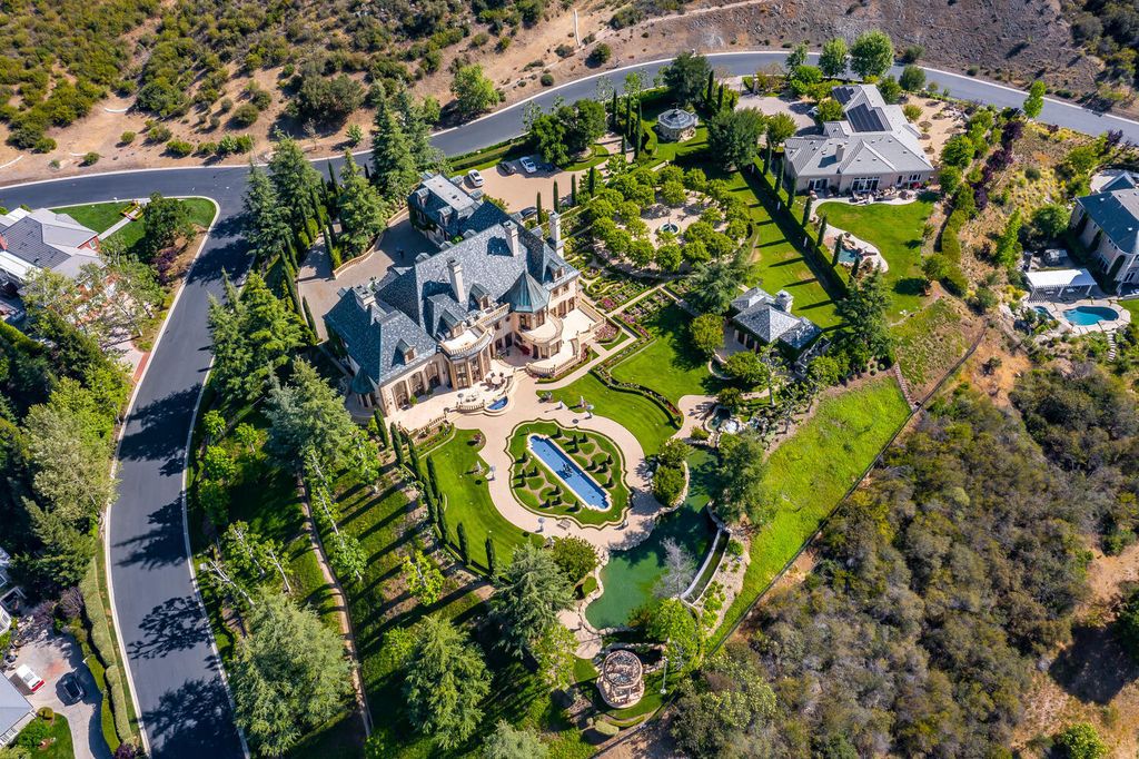 The-most-Luxurious-Villa-in-Westlake-Village-comes-to-Market-at-28000000-4