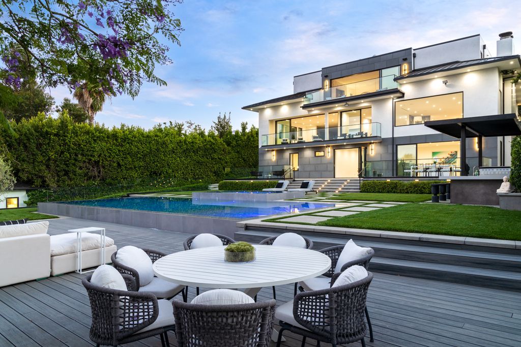 The Los Angeles Mansion is a luxurious lifestyle compound with multi-level outdoor entertaining spaces in Brentwood now available for sale. This home located at 499 Halvern Dr, Los Angeles, California