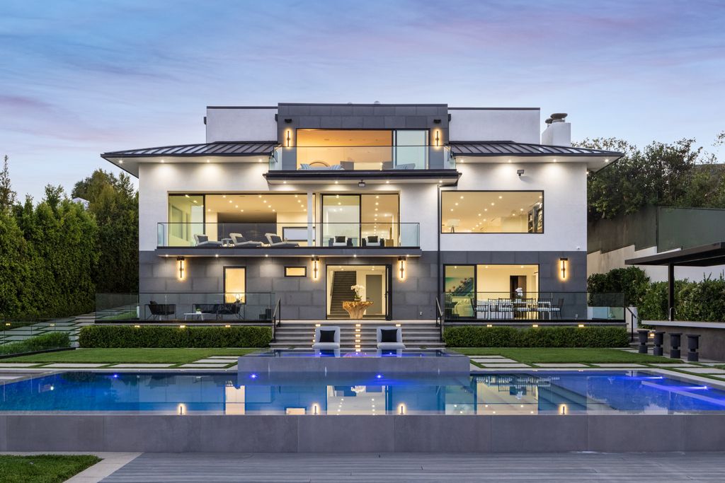 The Los Angeles Mansion is a luxurious lifestyle compound with multi-level outdoor entertaining spaces in Brentwood now available for sale. This home located at 499 Halvern Dr, Los Angeles, California