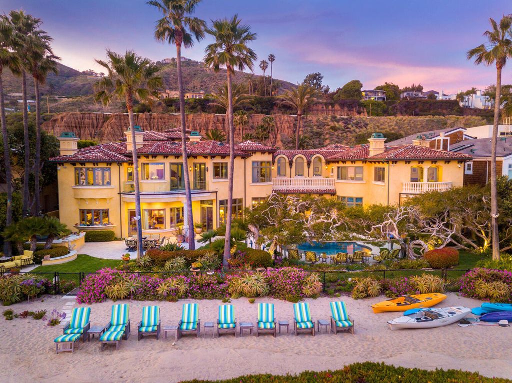 This-39000000-Palatial-Beachfront-Mansion-in-Malibu-has-Resort-like-Backyard-30