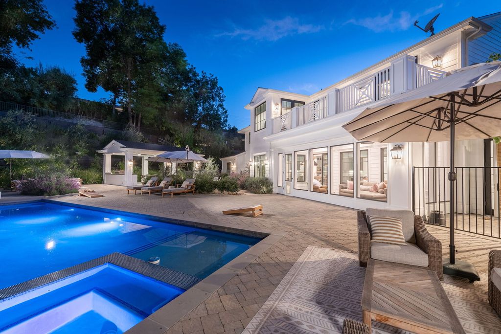 This-447500-Exceptional-Home-in-Tarzana-offers-the-Ultimate-Pandemic-Paradise-30