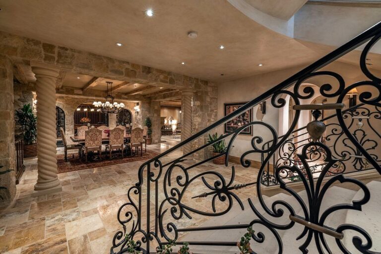 This 59,8M Newport Coast Villa offers Timeless Elegance & Finest Living