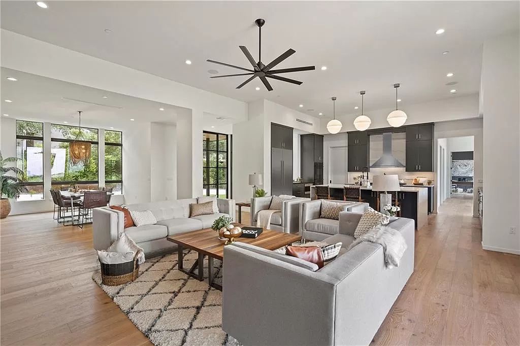 The Austin Home is an undeniably elegant and infinitely liveable estate with panoramic views of downtown Austin now available for sale. This home located at 5 Hillside Ct, Austin, Texas