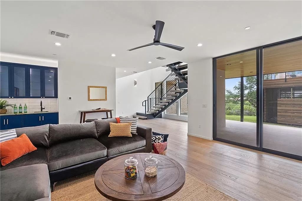 The Austin Home is an undeniably elegant and infinitely liveable estate with panoramic views of downtown Austin now available for sale. This home located at 5 Hillside Ct, Austin, Texas