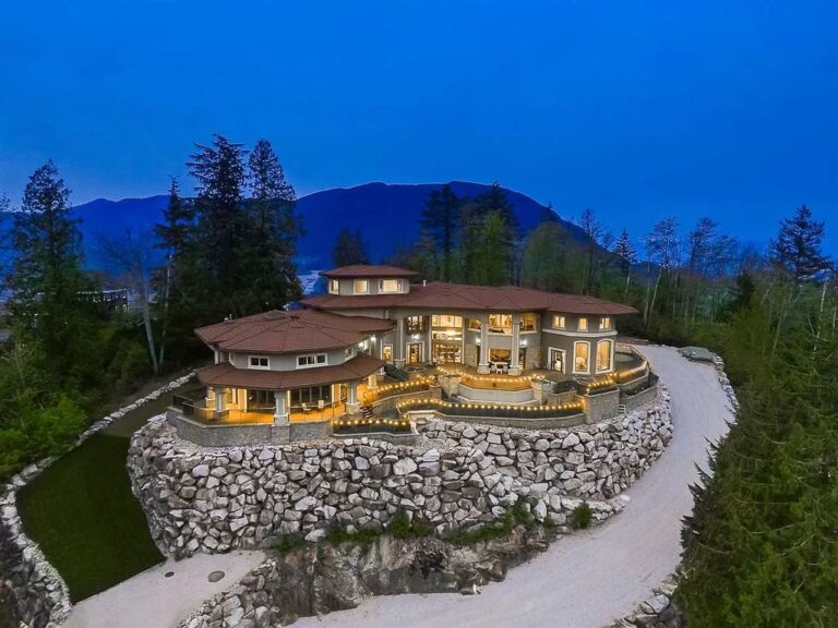 This C$7,500,000 Spectacular One-of-a-kind Property in Mission with Amazing Panoramic Views