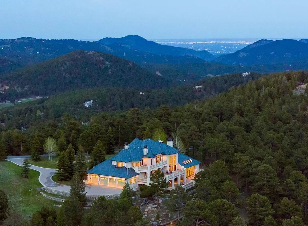 A $5,200,000 Gorgeous Residence in Colorado provides finest mountain living