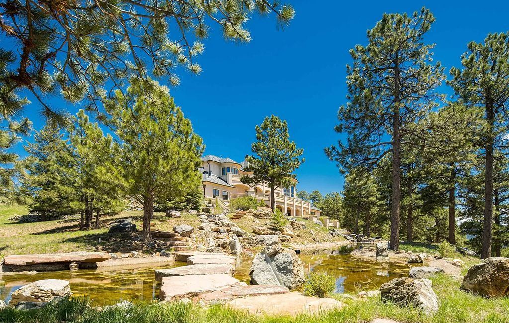 A $5,200,000 Gorgeous Residence in Colorado provides finest mountain living