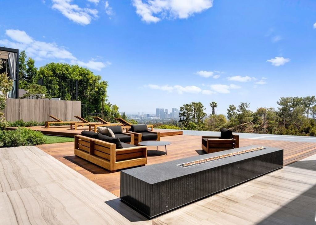 The Mansion in Beverly Hills is a brand new architectural marvel showcases an exquisite blend of natural materials and far-reaching views across Los Angeles now available for sale. This home located at 1332 Laurel Way, Beverly Hills, California