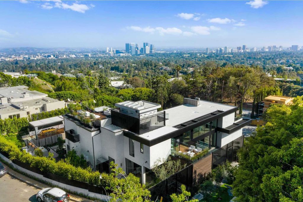 The Mansion in Beverly Hills is a brand new architectural marvel showcases an exquisite blend of natural materials and far-reaching views across Los Angeles now available for sale. This home located at 1332 Laurel Way, Beverly Hills, California