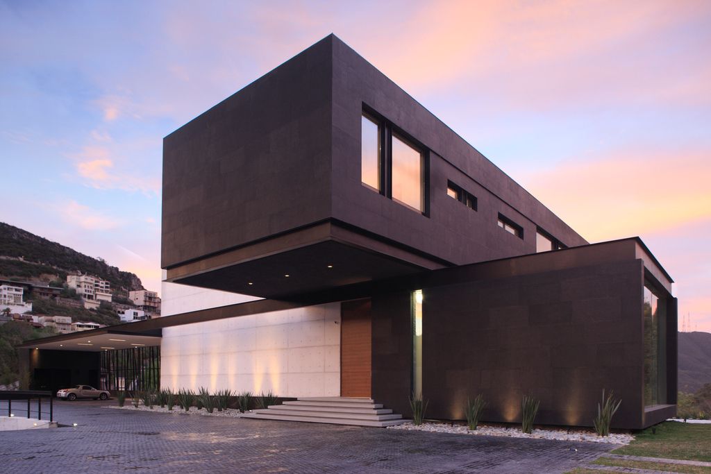 BC House, Combination of Pure Geometric Volumes by GLR Arquitectos