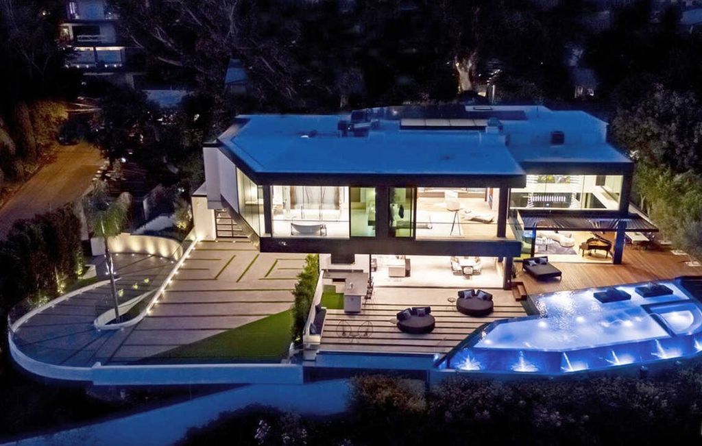 The Sunset Strip Contemporary Home is brand new warm residence offers the amenities and experience of a luxury resort now available for sale. This home located at 1250 Hilldale Ave, Los Angeles, California