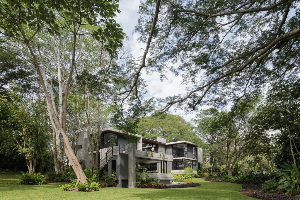 Entreparotas House in Relationship with Nature by Di Frenna Arquitectos