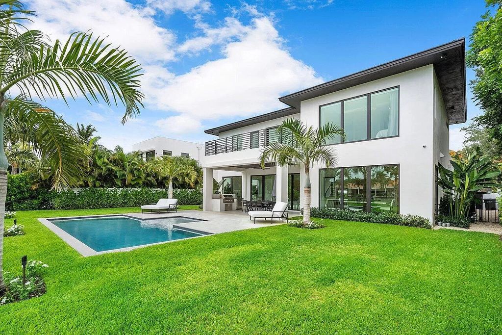 The Home in Delray Beach is a spacious custom new build on Lake Ida wrapped in high-end finishes and bathed in brilliant light now available for sale. This home located at 255 NW 22nd St, Delray Beach, Florida