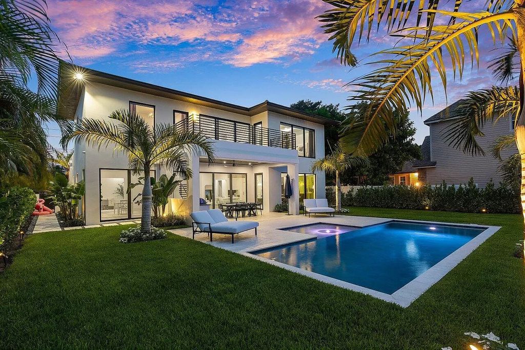 The Home in Delray Beach is a spacious custom new build on Lake Ida wrapped in high-end finishes and bathed in brilliant light now available for sale. This home located at 255 NW 22nd St, Delray Beach, Florida