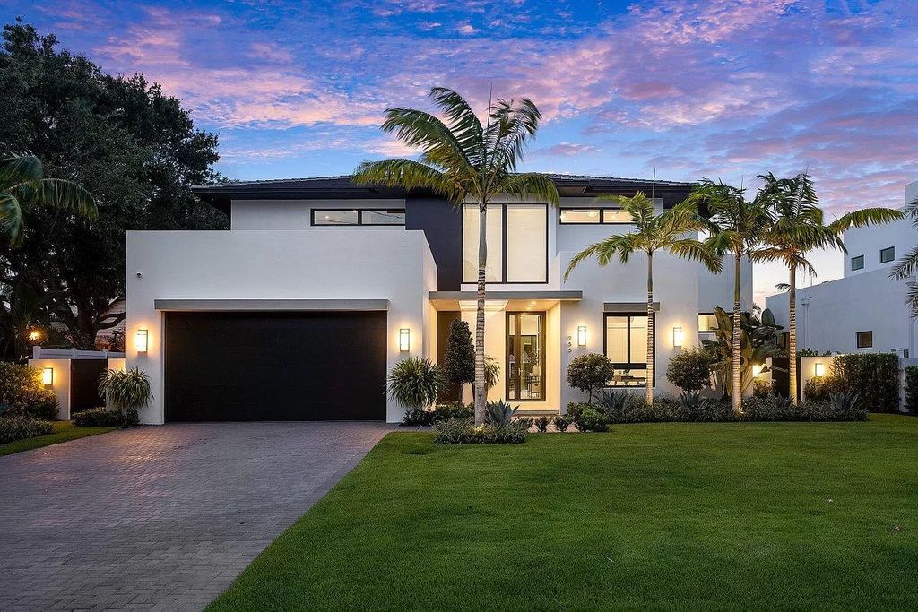 The Home in Delray Beach is a spacious custom new build on Lake Ida wrapped in high-end finishes and bathed in brilliant light now available for sale. This home located at 255 NW 22nd St, Delray Beach, Florida