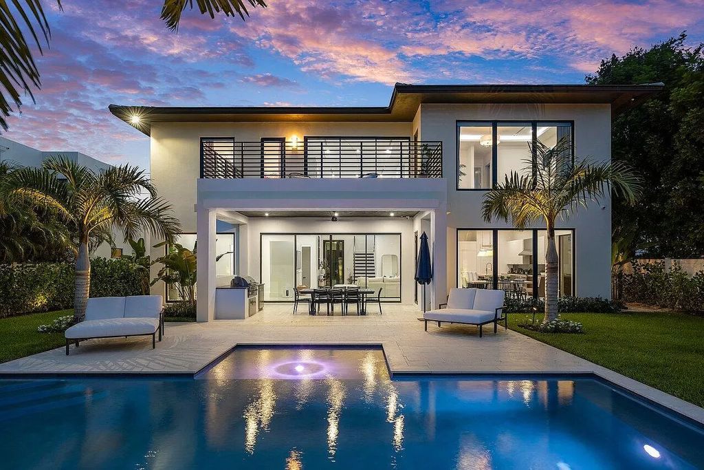 The Home in Delray Beach is a spacious custom new build on Lake Ida wrapped in high-end finishes and bathed in brilliant light now available for sale. This home located at 255 NW 22nd St, Delray Beach, Florida