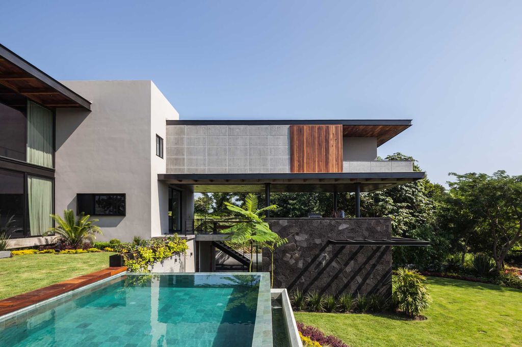 Kaleth House Opens in a Trapezoid-shaped Way by Di Frenna Arquitectos 