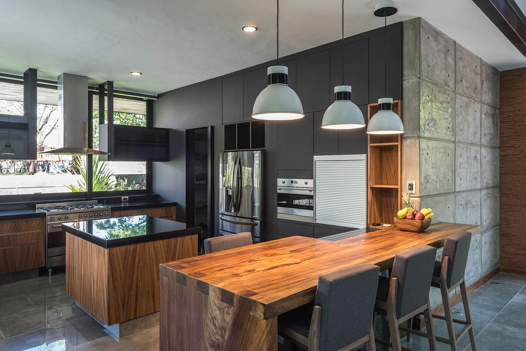 To obtain a sleek and modern look, embrace the appeal of charcoal cabinets. Charcoal's dark grey tone radiates refined elegance and combines very well with minimalist designs. To achieve a striking balance and optimize the visual effect, pair the cabinets with light-colored backsplashes and countertops.
