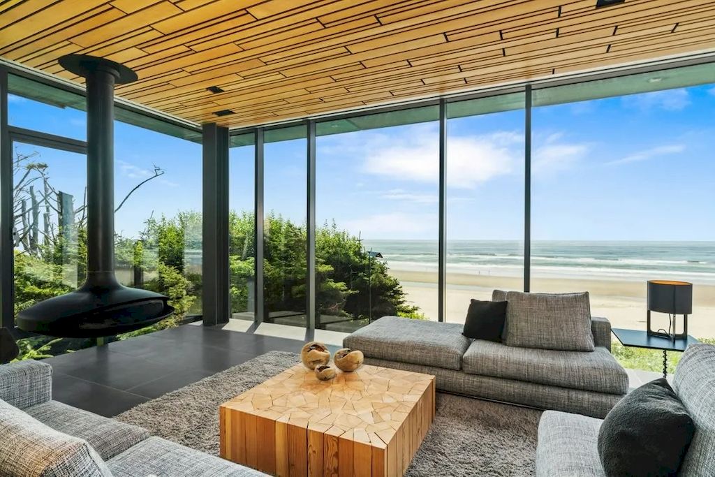 The Glass Oceanfront House in Oregon offers unparalleled quality, design, construction & finishes now available for sale. This home is located at 80644 Highway 101, Cannon Beach, Oregon
