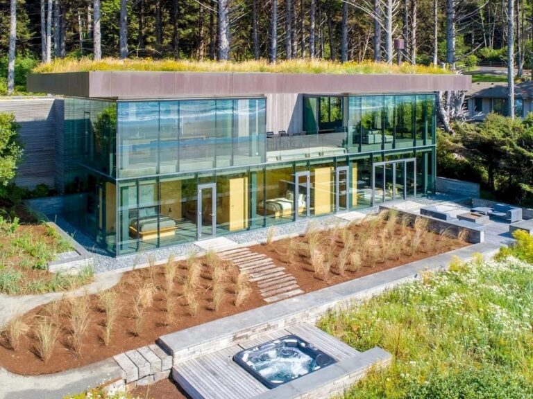 Listed at 4,995,000 This Glass Oceanfront House in Oregon is a Fresh