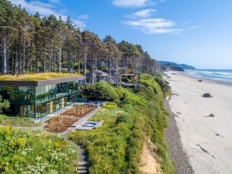 Listed at $4,995,000 This Glass Oceanfront House in Oregon is a Fresh Take on Laid-Back Living