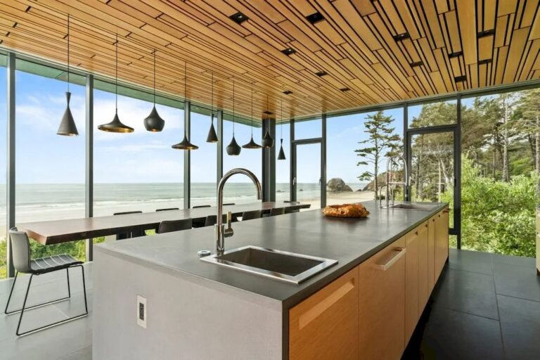 Listed at 4,995,000 This Glass Oceanfront House in Oregon is a Fresh