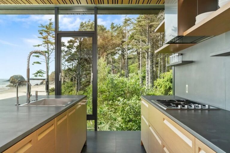 Listed at 4,995,000 This Glass Oceanfront House in Oregon is a Fresh