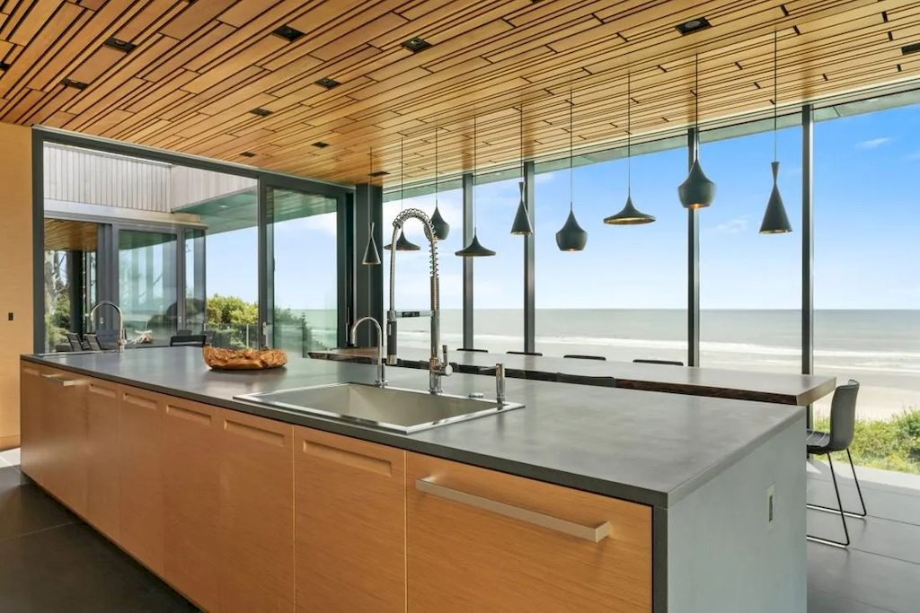 The Glass Oceanfront House in Oregon offers unparalleled quality, design, construction & finishes now available for sale. This home is located at 80644 Highway 101, Cannon Beach, Oregon