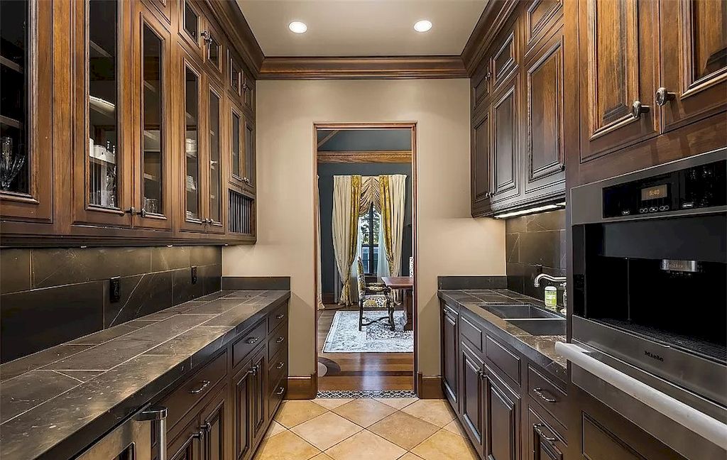 Choose espresso-colored cabinetry for a warm and inviting ambience. These dark brown tones create a warm atmosphere evocative of a stylish coffee shop. Combine them with textured tiles, pendant lighting, and brass hardware to create a warm and inviting room. 