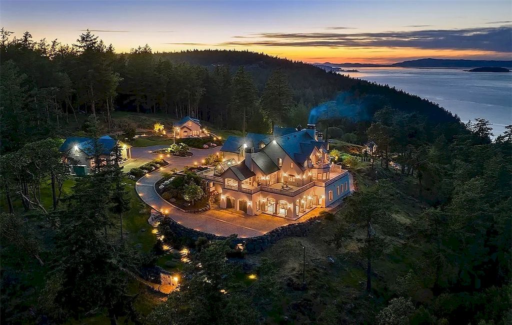 The Eagle’s Nest Estate in Washington is a world-class offering drawing in awe-inspiring views now available for sale. This home is located at 678 Primrose Ln, Friday Harbor, Washington