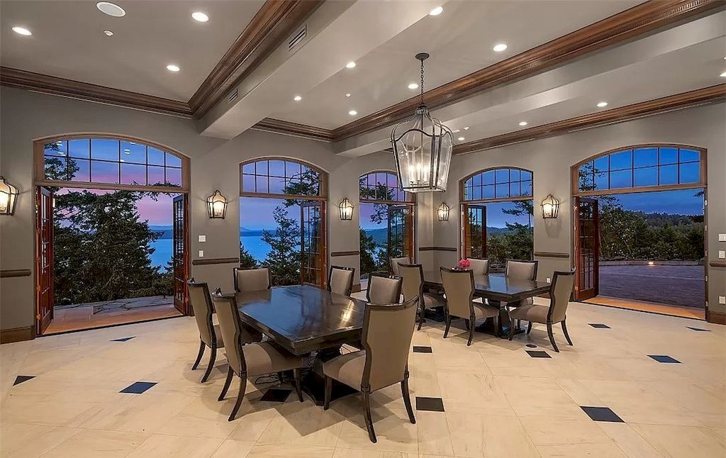 The Eagle’s Nest Estate in Washington is a world-class offering drawing in awe-inspiring views now available for sale. This home is located at 678 Primrose Ln, Friday Harbor, Washington