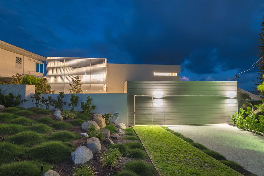 North Sunshine house with views of Sunshine Beach by Chris Clout Design