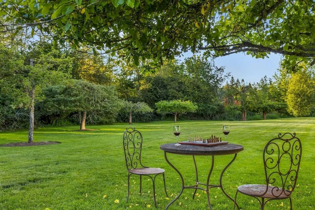 The Palladian-Style Estate in Washington is a green home now available for sale. This home is located at 10000 NE Kitsap St, Bainbridge Island, Washington
