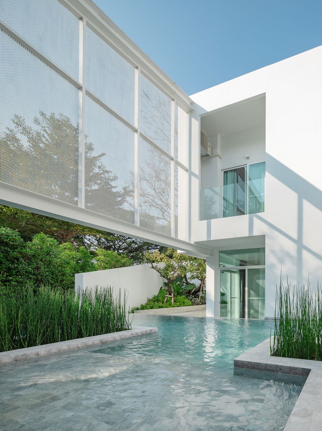 Pie House, An Impressive White Concrete Block by Greenbox Design