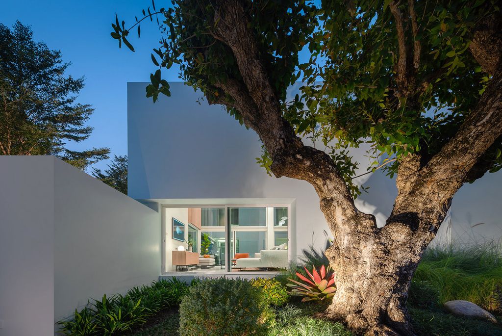 Pie House, An Impressive White Concrete Block by Greenbox Design