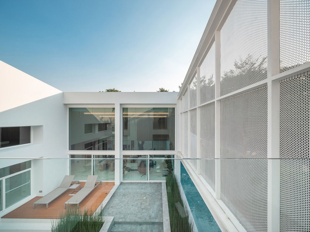 Pie House, An Impressive White Concrete Block by Greenbox Design