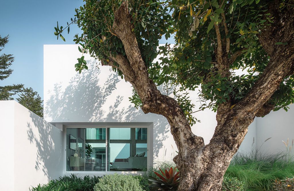 Pie House, An Impressive White Concrete Block by Greenbox Design