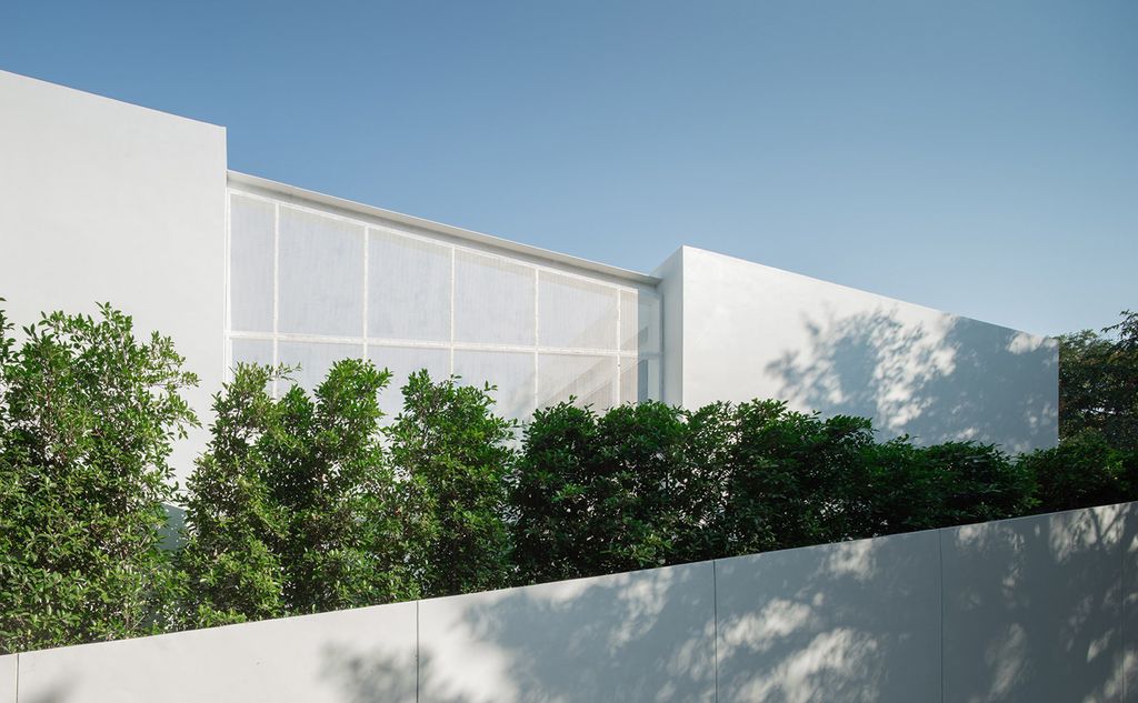 Pie House, An Impressive White Concrete Block by Greenbox Design