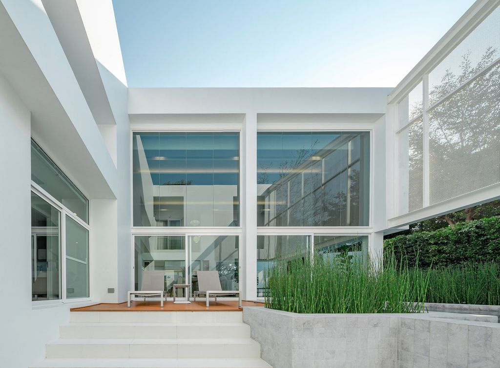Pie House, An Impressive White Concrete Block by Greenbox Design