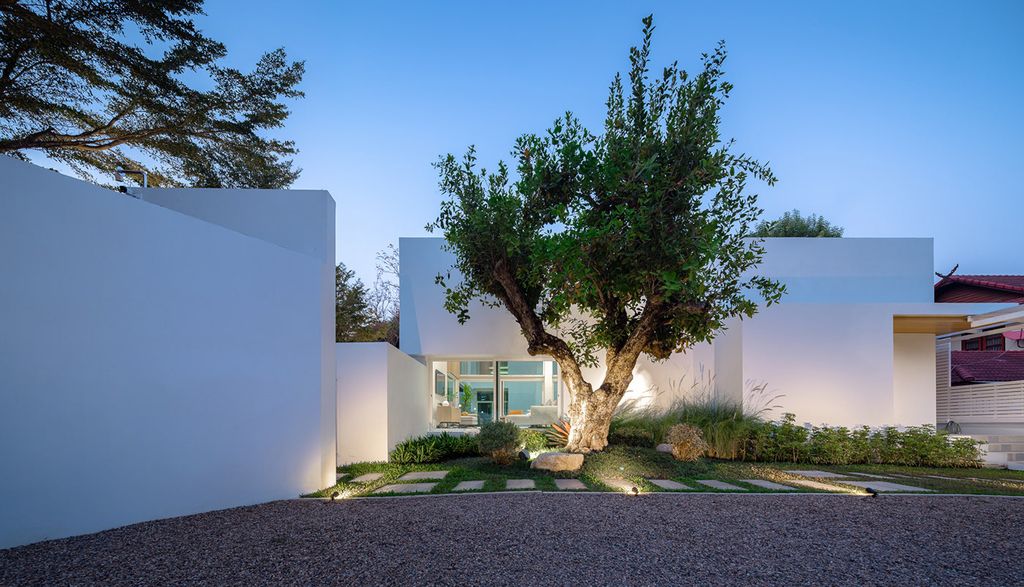 Pie House, An Impressive White Concrete Block by Greenbox Design