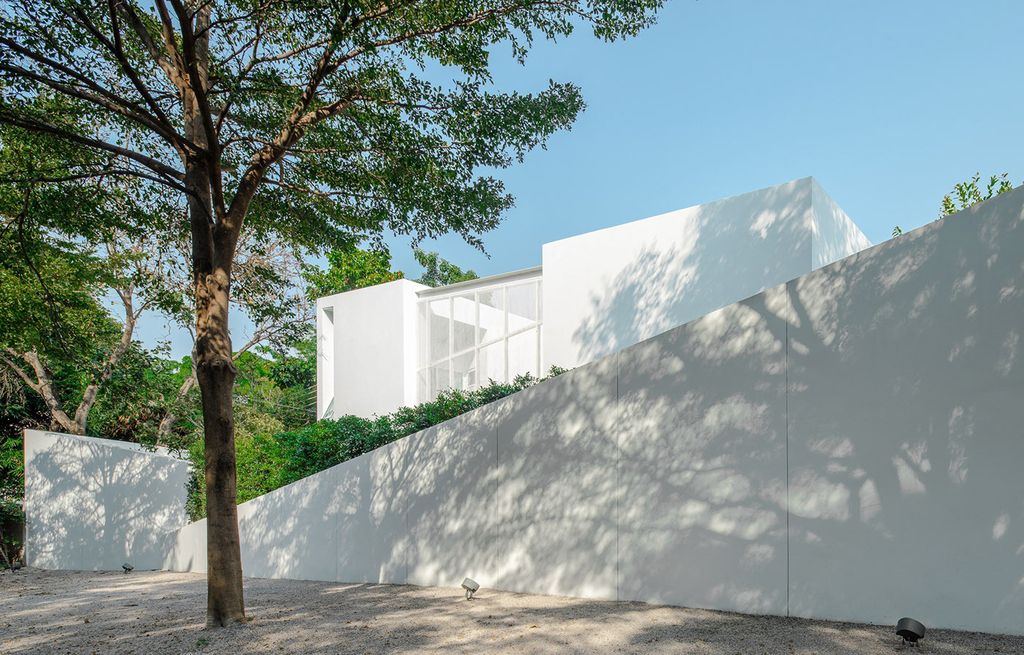 Pie House, An Impressive White Concrete Block by Greenbox Design