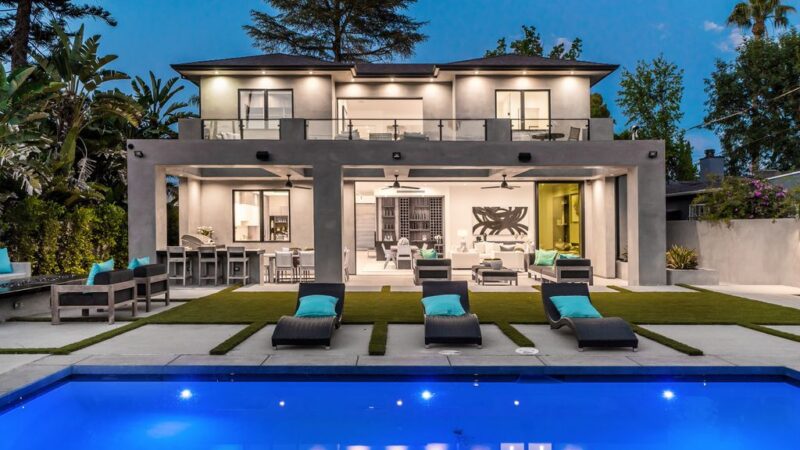 Exceptional Ultra-modern Trophy Property in Beverly Hills backs to Market